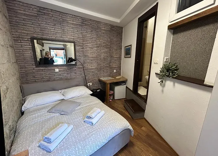 Elena Rooms Split